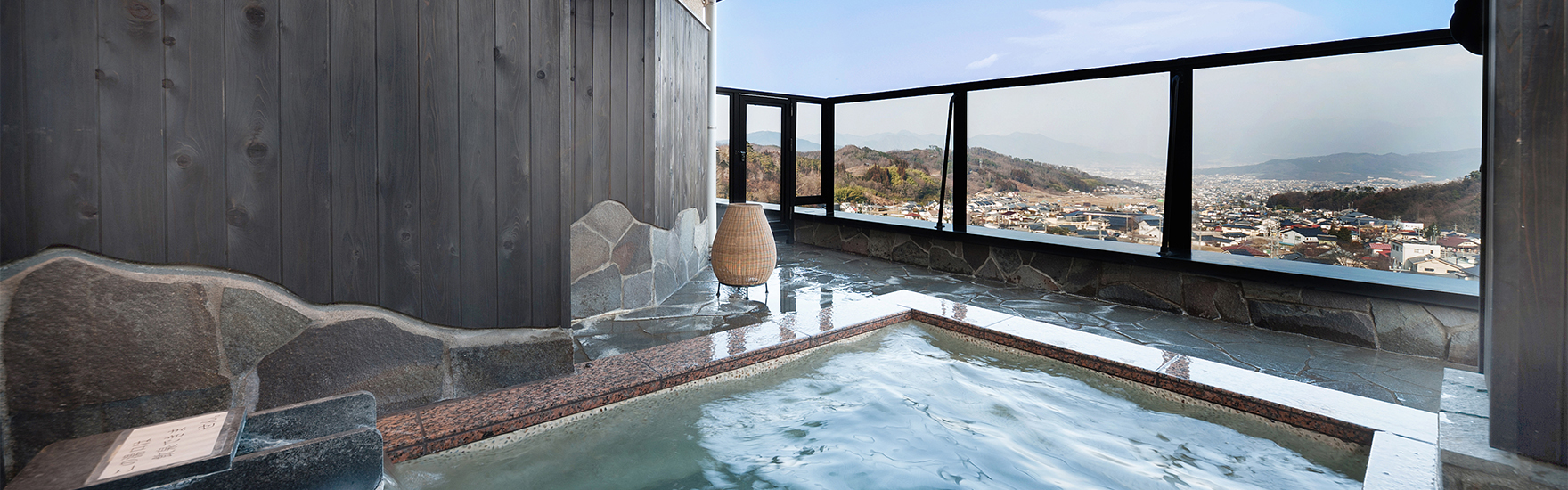 塩田平を望む露天風呂