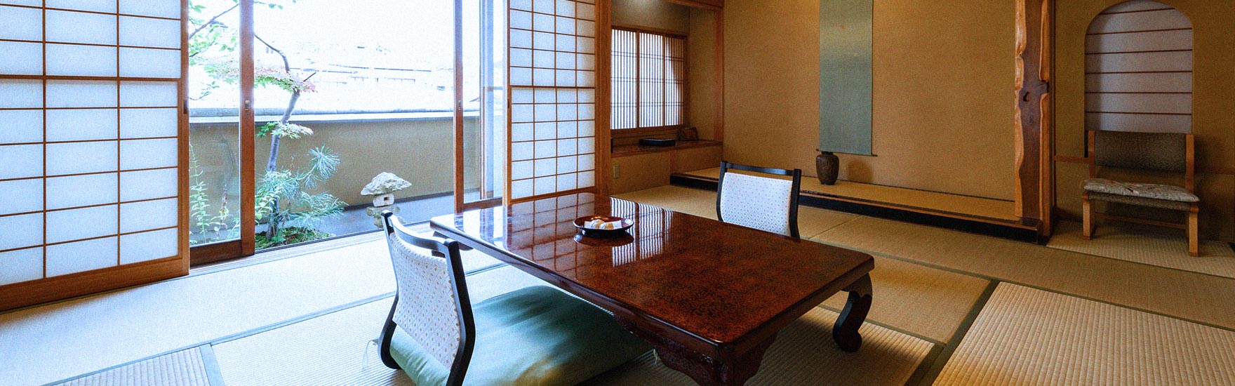 お部屋からは四季折々の景色をお楽しみいただけます