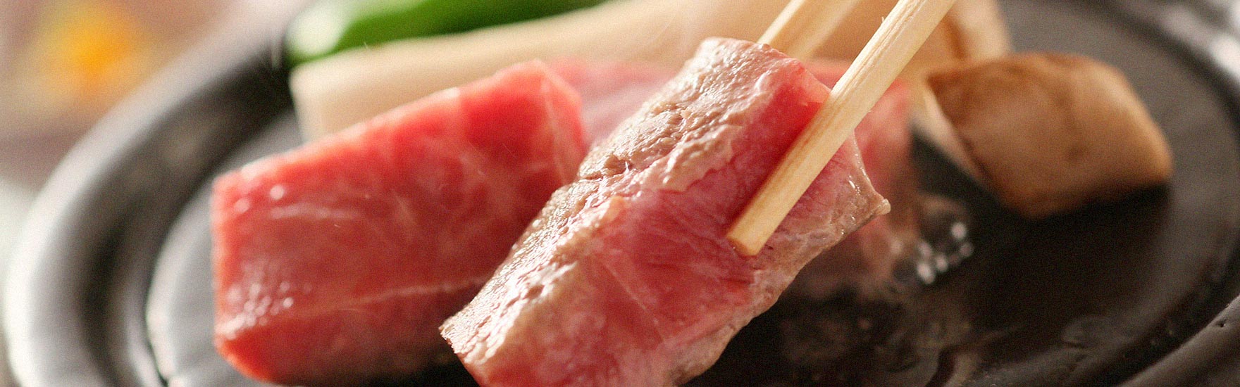 会席料理のメインは、信州プレミアム牛肉を温石焼きで