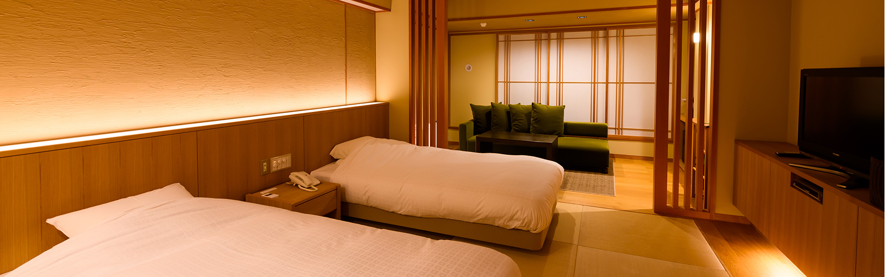 快適さを追求した「スタンダード和洋室」ソファ付きで、床に腰を下ろすことなくお寛ぎいただけます。