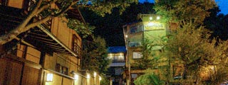 泊まる